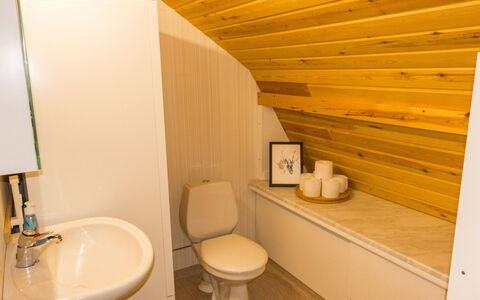Örtsylä B: Cama, Mueble, Habitación, Diseño De Interiores, Lecho, Sábana, Piso, Madera, Suelo, Habitación