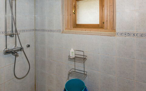 Koivuranta: Piso, Arreglo De Tubería, Suelo, Baño, Diseño De Interiores, Plomería, Loseta, Habitación, Alcachofa De La Ducha, Grifo