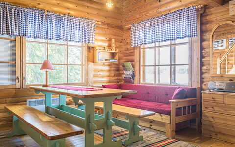 Eteläranta: Madera, Mueble, Piso, Suelo, Manchas De Madera, Puerta, Habitación, Madera Dura, Techo, Silla