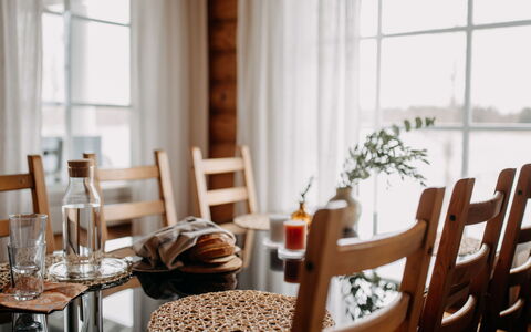 Iltarusko: Mueble, Mesa, Madera, Vajilla, Diseño De Interiores, Silla, Utensilios Para Servir, Comedor, Vaso, Drinkware