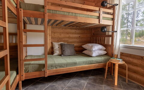 Iltarusko: Litera, Mueble, Cama, Madera, Habitación, Piso, Suelo, Diseño De Interiores, Techo, Dormitorio
