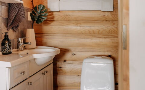 Iltarusko: Asiento Del Baño, Arreglo De Tubería, Baño, Madera, Baño, Diseño De Interiores, Piso, Suelo, Lavabo, Plomería
