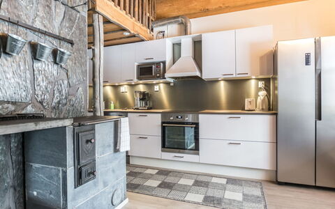 Juurakkopirtti: Cocina, Madera, Electrodoméstico, Aparato De Cocina, Piso, Mostrador, Diseño De Interiores, Techo, Mueble, Electrodoméstico