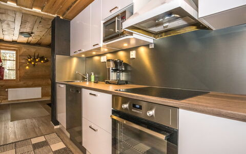 Juurakkopirtti: Piso, Cocina, Madera, Mostrador, Diseño De Interiores, Techo, Suelo, Suelos De Madera, Gabinetes, Mueble