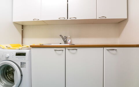 Juurakkopirtti: Aparato De Cocina, Electrodoméstico, Lavadora, Cocina, Mostrador, Madera, Piso, Diseño De Interiores, Gabinetes, Electrodoméstico
