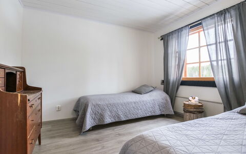Juurakkopirtti: Piso, Suelo, Cama, Habitación, Madera, Diseño De Interiores, Mueble, Sábana, Techo, Suelos De Madera