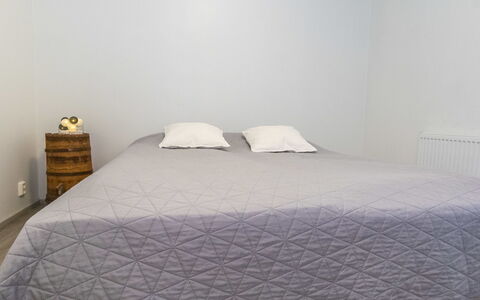 Juurakkopirtti: Habitación, Lecho, Suelo, Sábana, Linos, Piso, Cama, Textil, Diseño De Interiores, Habitación