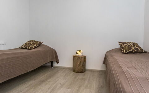 Juurakkopirtti: Suelo, Piso, Madera, Habitación, Cama, Sábana, Diseño De Interiores, Lecho, Habitación, Suelos De Madera
