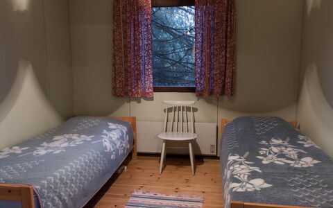 Vattomäki: Cama, Habitación, Suelo, Piso, Madera, Diseño De Interiores, Sábana, Mueble, Lecho, Habitación