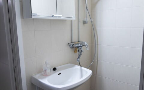 Vattomäki: Baño, Lavabo Del Baño, Arreglo De Tubería, Lavabo, Grifo, Plomería, Diseño De Interiores, Espejo, Habitación