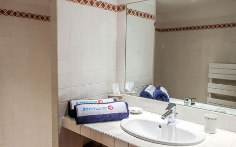 Maury: Baño, Propiedad, Habitación, Diseño De Interiores, Loseta, Pared, Edificio, Lavabo Del Baño, Bienes Raíces, Grifo