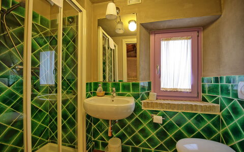 Villa Marginone: Baño, Habitación, Propiedad, Verde, Diseño De Interiores, Edificio, Casa, Loseta, Arquitectura, Bienes Raíces