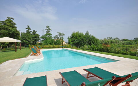 Villa Marginone: Piscina, Propiedad, Casa, Bienes Raíces, Recurso, Ocio, Inmuebles, Edificio, Villa, Vacaciones