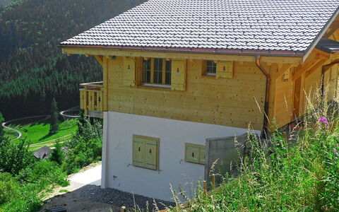 Chalet la Poya: Planta, Edificio, Ventana, Verde, El Terreno Del Lote, Casa, Cabaña, Hierba, Árbol, Madera