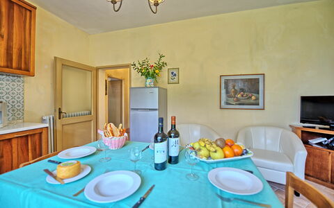 Vittoriana: Habitación, Propiedad, Mueble, Mesa, Amarillo, Casa, Desayuno, Comedor, Edificio, Diseño De Interiores