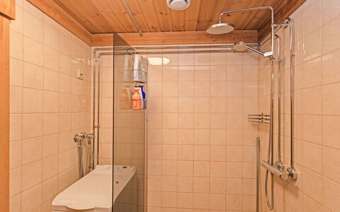 Varilan Lomamajat Nr2: Baño, Arreglo De Tubería, Piso, Pared, Suelo, Diseño De Interiores, Madera, Plomería, Ducha, Habitación