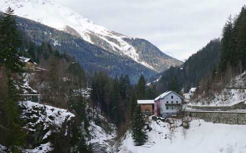 Am Arlberg: Cielo, Nieve, Montaña, Nube, Ventana, Pendiente, Paisaje Natural, Edificio, Casa, Árbol