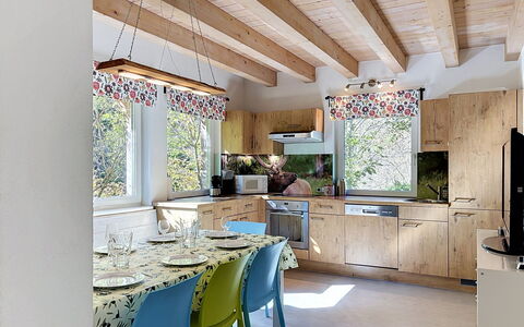 Am Arlberg: Mueble, Diseño De Interiores, Cocina, Piso, Madera, Techo, Silla, Mostrador, Cocina Y Comedor Mesa, Suelo