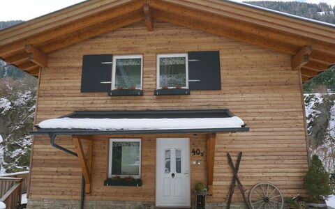 Am Arlberg: Edificio, Propiedad, Ventana, Bicicleta, Nieve, Rueda, Casa, Árbol, Puerta