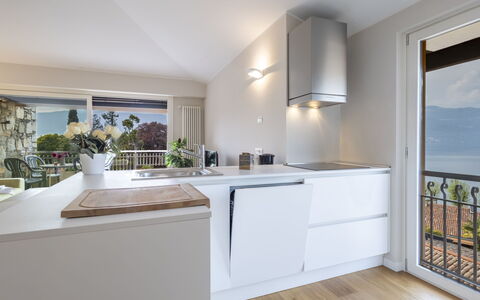 Porto Valtravaglia 200: Cocina, Diseño De Interiores, Mostrador, Aparato De Cocina, Mueble, Piso, Electrodoméstico, Gabinetes, Suelo, Grifo