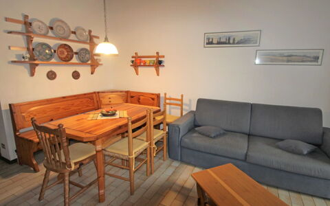 Porto Valtravaglia 200: Mesa, Mueble, Propiedad, Sofá, Madera, Encendiendo, Sala, Diseño De Interiores, Casa, Silla