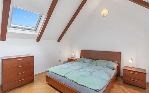 O21: Piso, Cama, Diseño De Interiores, Habitación, Suelo, Madera, Techo, Mueble, Habitación, Encendiendo