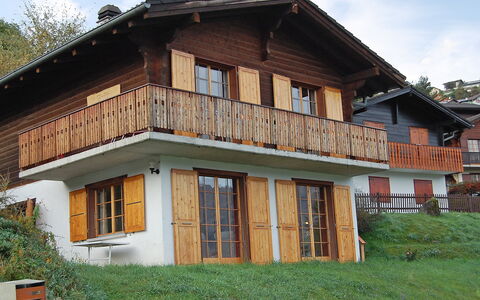 Chalet Enfin: Planta, Edificio, Cielo, Propiedad, Ventana, Nube, Casa, El Terreno Del Lote, Madera, Árbol