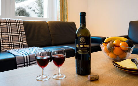 Piccolo: Mesa, Vajilla, Comida, Mueble, Botella, Drinkware, Vino, Ventana, Barware