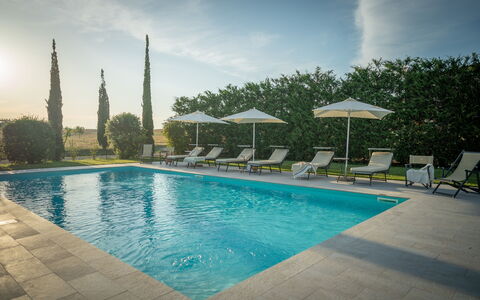 Villa Cassia: Piscina, Propiedad, Ocio, Edificio, Bienes Raíces, Vacaciones, Casa, Recurso, Cielo, Árbol
