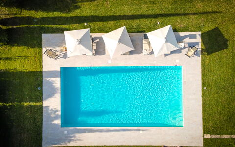 Villa Cassia: Verde, Azul, Turquesa, Rectángulo, Hierba, Majorelle Azul, Textil, Planta, Piscina, Arte