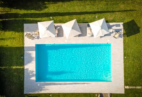 Villa Cassia: Verde, Azul, Turquesa, Rectángulo, Hierba, Majorelle Azul, Textil, Planta, Piscina, Arte