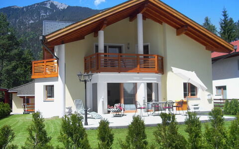 Heidi: Planta, Edificio, Cielo, Propiedad, Ventana, Porche, Casa, Árbol, Nube, El Terreno Del Lote