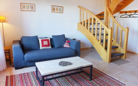 Villars 996: Mueble, Habitación, Propiedad, Diseño De Interiores, Amarillo, Suelo, Casa, Sala, Edificio, Bienes Raíces