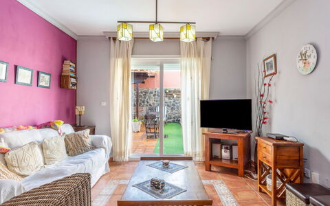 La Marea: Propiedad, Mueble, Marco, Sofá, Mesa, Madera, Diseño De Interiores, Encendiendo, Sala, Amarillo