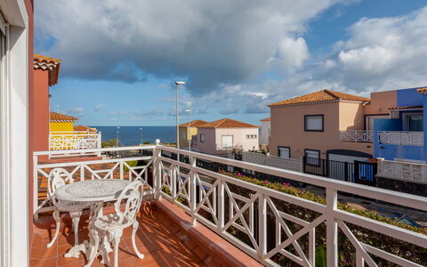 La Marea: Nube, Cielo, Edificio, Madera, Mueble Para Exteriores, Casa, Cuerpo De Agua, Balneario, Ocio, Sombra