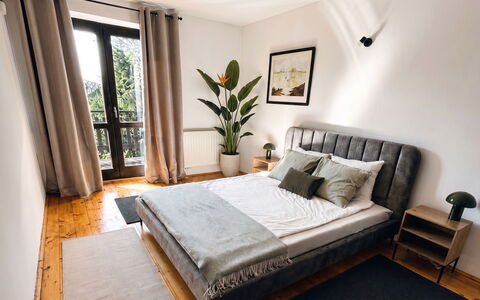 Zameczek Falsztyn: Cama, Mueble, Habitación, Diseño De Interiores, Lecho, Sábana, Piso, Madera, Suelo, Habitación