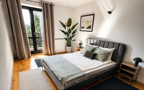 Zameczek Falsztyn: Cama, Mueble, Habitación, Diseño De Interiores, Lecho, Sábana, Piso, Madera, Suelo, Textil