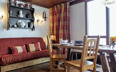 Lognan: Mueble, Propiedad, Mesa, Silla, Edificio, Madera, Diseño De Interiores, Marco, Piso, Sala
