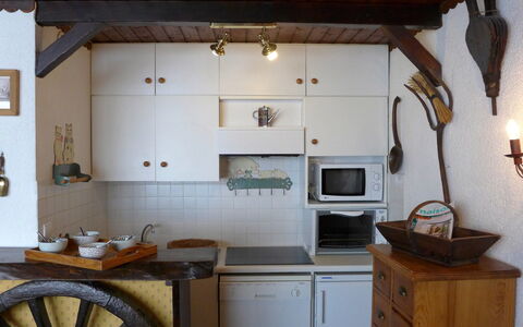 Lognan: Habitación, Propiedad, Casa, Mueble, Edificio, Cocina, Diseño De Interiores, Techo, Casa, Mesa