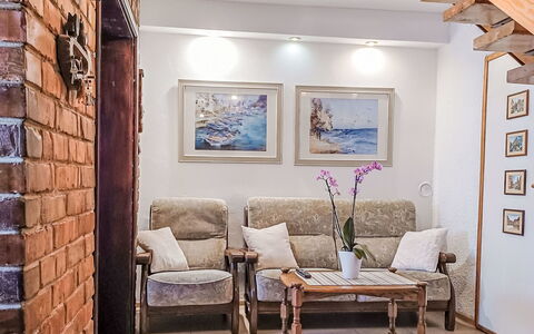 Bursztynowa: Mueble, Diseño De Interiores, Pared, Piso, Suelo, Sofá, Madera, Habitación, Sala, Techo