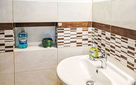 Bursztynowa: Piso, Arreglo De Tubería, Diseño De Interiores, Baño, Suelo, Plomería, Loseta, Grifo, Lavabo, Cerámico