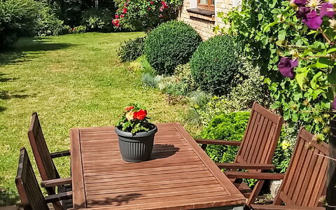 Bursztynowa: Mueble, Verde, Mueble Para Exteriores, Jardín, Mesa Al Aire Libre, Arbusto, Silla, Mesa, Maceta