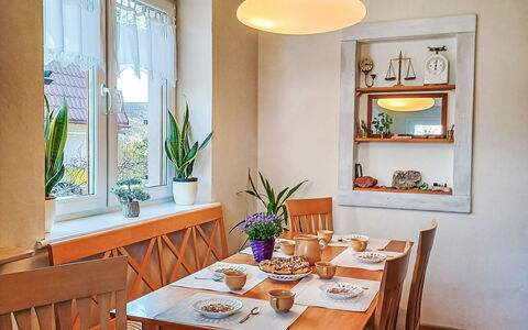 Bursztynowa: Mueble, Diseño De Interiores, Pared, Piso, Mesa, Comedor, Madera, Cocina Y Comedor Mesa, Suelo, Techo