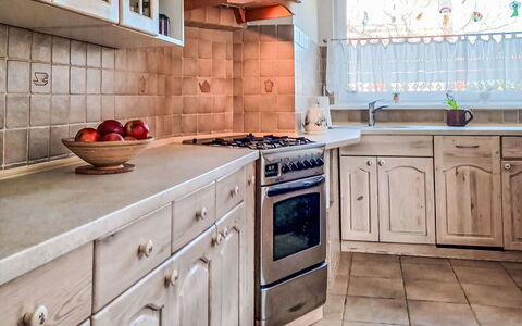 Bursztynowa: Cocina, Mostrador, Gabinetes, Aparato De Cocina, Madera, Piso, Electrodoméstico, Diseño De Interiores, Fregadero, Suelo