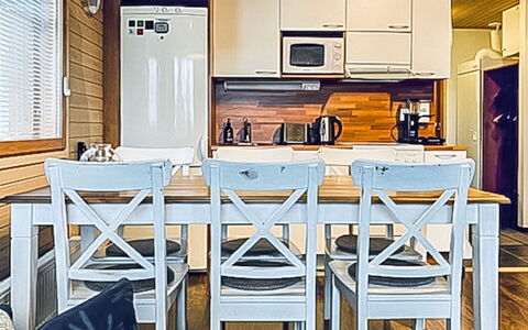 Länsirinne C 12: Mueble, Madera, Diseño De Interiores, Piso, Suelo, Techo, Silla, Mesa, Habitación, Manchas De Madera