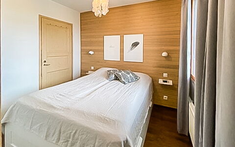 Länsirinne C 12: Mueble, Diseño De Interiores, Cama, Habitación, Pared, Piso, Suelo, Madera, Techo, Habitación