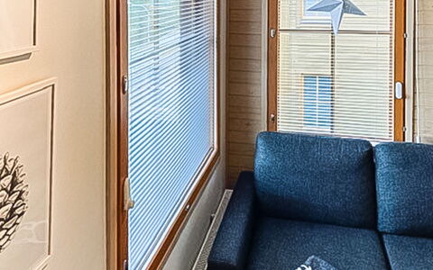 Länsirinne C 12: Madera, Diseño De Interiores, Suelo, Piso, Mueble, Sala, Habitación, Departamento, Sofá, Cubiertas De Ventanas