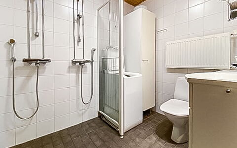 Länsirinne C 12: Arreglo De Tubería, Piso, Suelo, Baño, Diseño De Interiores, Lavabo, Plomería, Habitación, Baño, Grifo