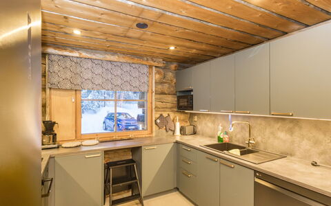 Rukasaukko: Cocina, Mostrador, Madera, Diseño De Interiores, Piso, Techo, Lámpara, Mueble, Suelo, Gabinetes