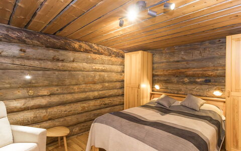 Rukasaukko: Piso, Suelo, Diseño De Interiores, Madera, Habitación, Techo, Cama, Suelos De Madera, Encendiendo, Habitación